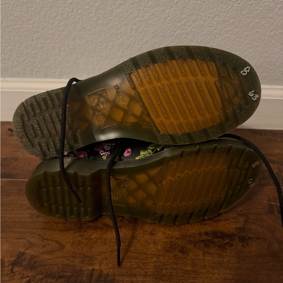 Dr. Martens 1460 WOMEN'S VINTAGE FLORAL LEATHER LACE UP BOOTS - Picture 7 of 8